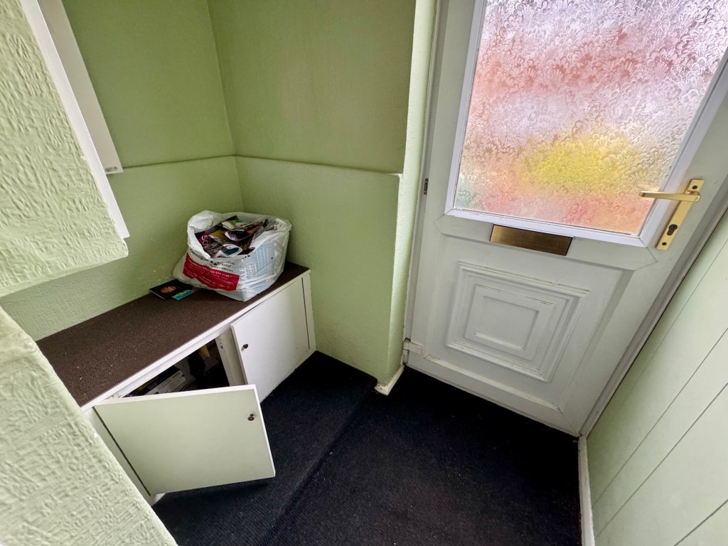 Lot: 85 - MID-TERRACE HOUSE FOR IMPROVEMENT WITH GARAGE EN-BLOC - Entrance hall